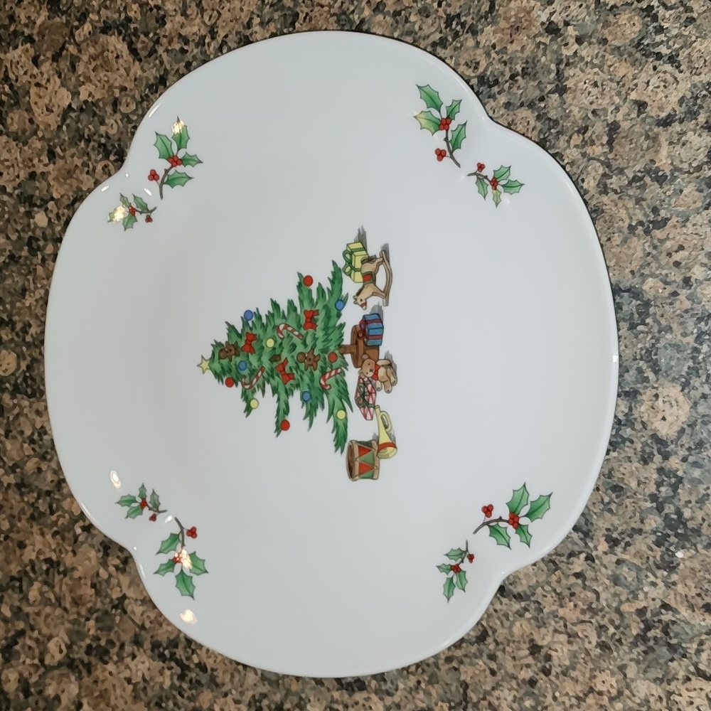 Fairwinds 11"  Round Scalloped Edges Serving Plate, Christmas Holy Toys